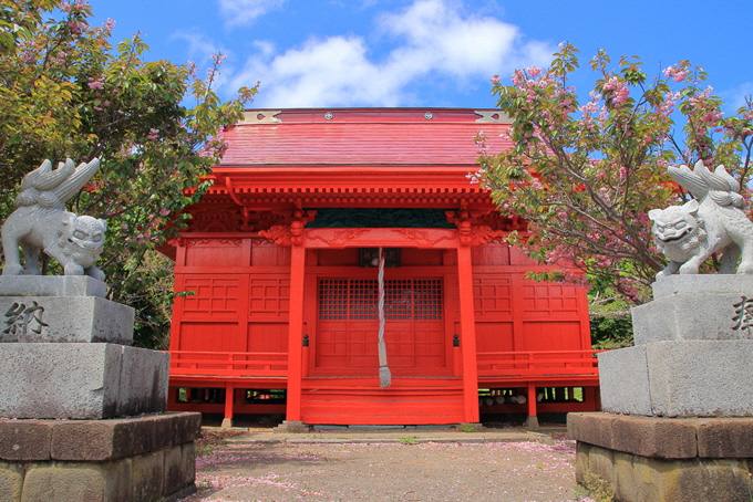 厳島神社拝殿と狛犬